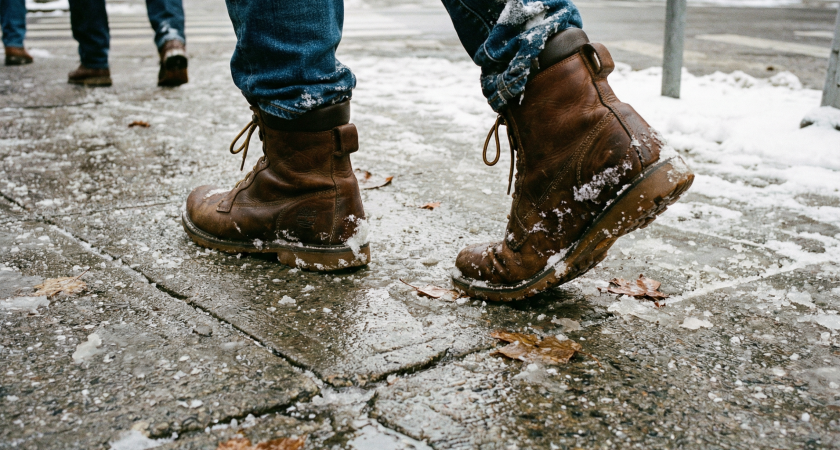 Всего пара мазков на подошву - и обувь не скользит даже в лютый гололед: по тротуару хожу словно по траве