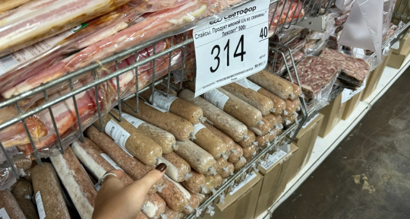 Подруга-продавец честно рассказала - зачем люди берут в «Светофоре» по 10-20 палок колбасы и по 20 кг сосисок