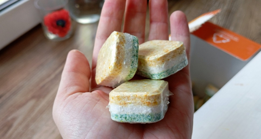 Смешиваю одну таблетку с кипятком — на выходе идеальная чистота: не липкого налета, не жирных ляпов — любимый лайфхак на кухне