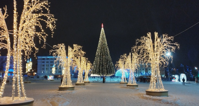 В Оренбурге с 22 декабря открывают новогодние ёлки