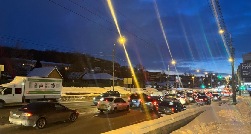 Утренние пробки образовались под Оренбургом из-за массовой аварии