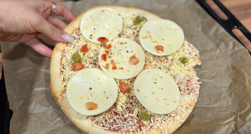 Сырная симфония в пицце из Чижика: мои вкусовые рецепторы уловили не только сыр с плесенью и обычный - наслаждение каждой ноткой