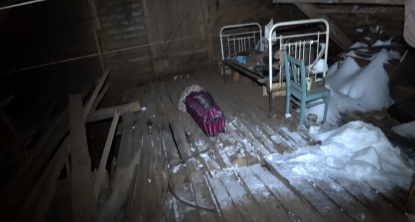 Залезли ночью в заброшенный дом и внезапно наткнулись на гроб, а после открыли его: чуть сердце не разорвалось — руки дрожат до сих пор