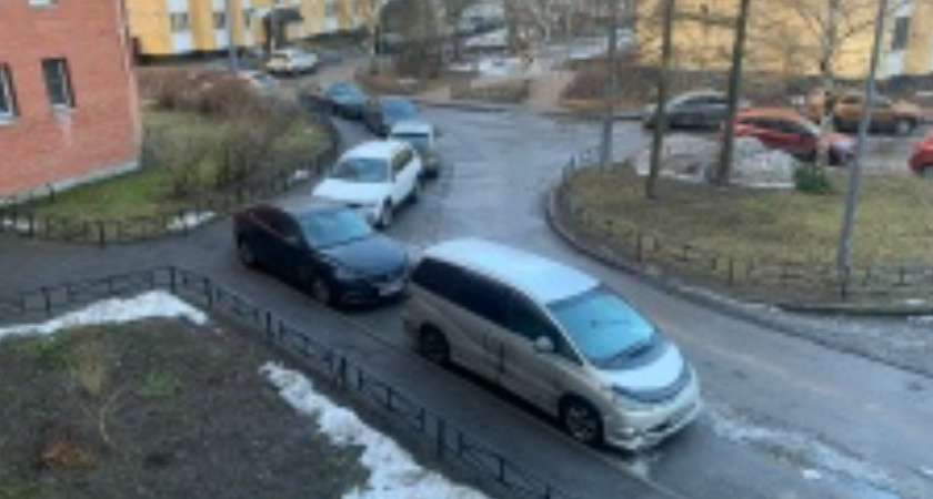«Парковка? Нет, не слышали»: как долго еще ждать, когда освободят двор