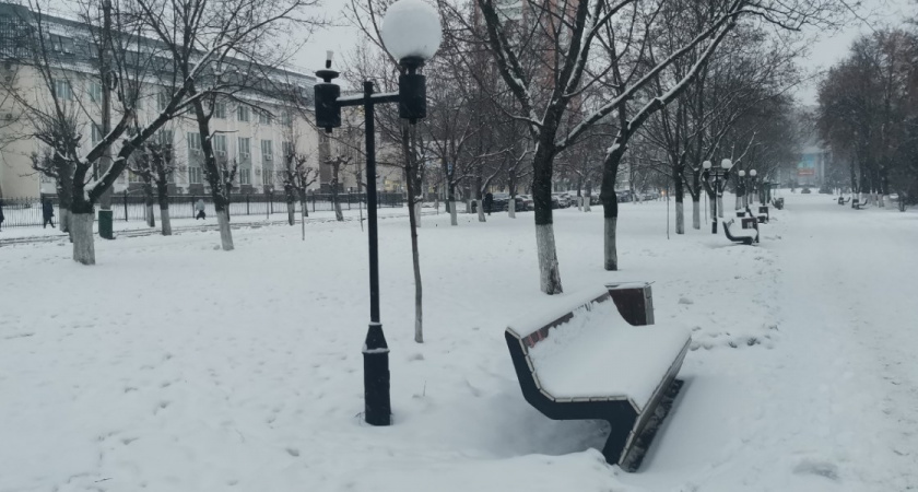 Жители Оренбурга жалуются на снежные завалы на детских площадках