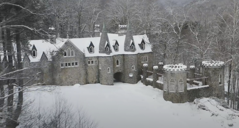 Тайны опустевшего замка: путешествие в сердце зимней глуши