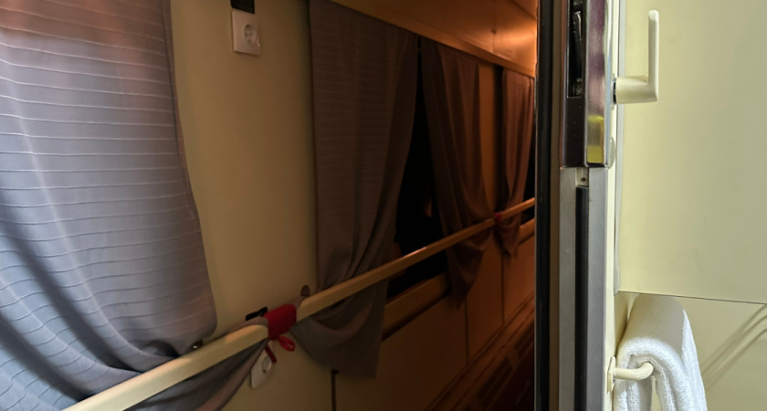 Реальная история из поезда: проводница хотела подселить на свободную полку человека в купе, все места в котором уже выкупила семья из 3 человек