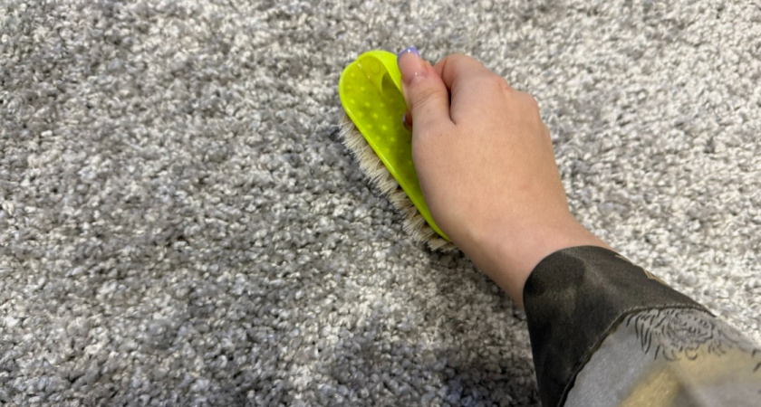 Ковер становится таким чистым, что жалко наступать: убираю всю грязь за несколько минут — поможет всего одна мелочь