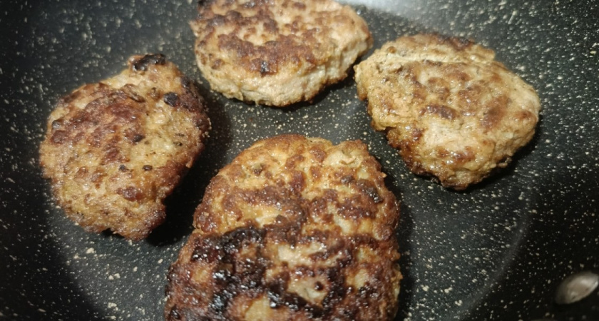 Сами едим и детям даем, а состав не знаем: из чего в Ермолино мясо в отбивных и котлетах