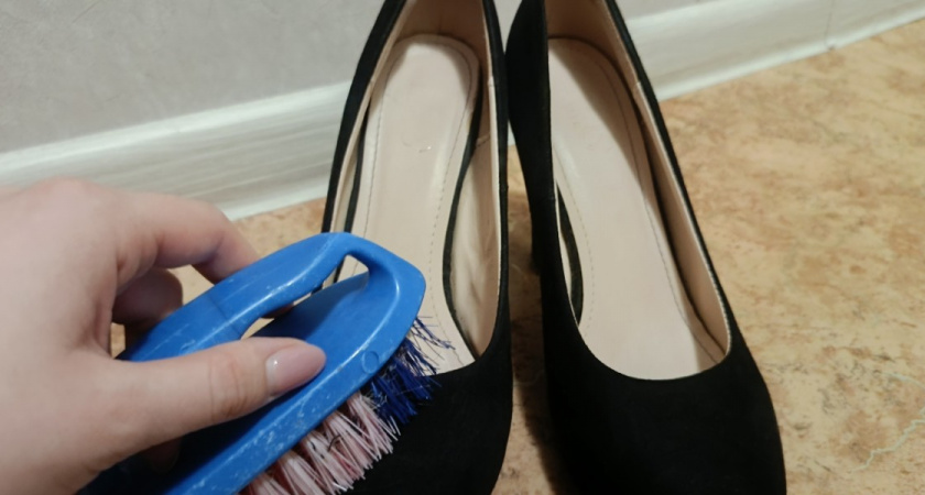 Продавец обуви показал, как правильно ухаживать за замшевыми сапогами. Теперь мои сапоги, как новые