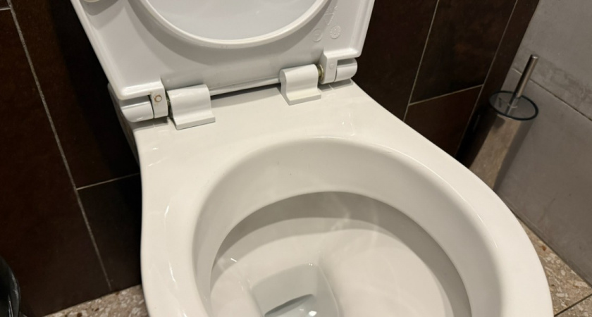 Как очистить унитаз в два счета: просто добавляю 1 ложку в стакан с водой - даже сильнейший мочевой камень, ржавчина, грязь не проблема