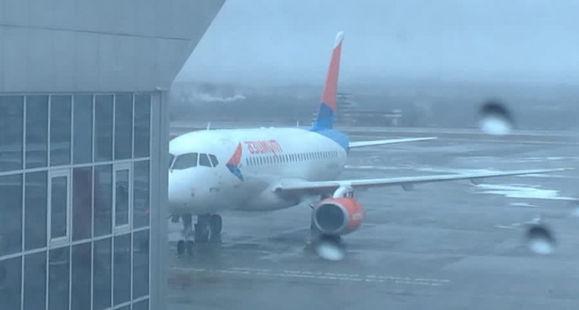 В Оренбургском аэропорту рассказали, как защищают самолеты от льда