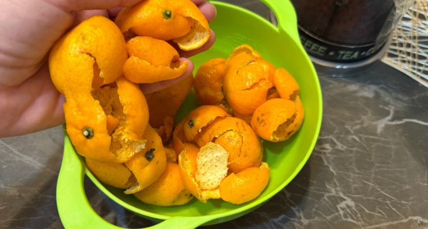 В Новотроицке прошел конкурс по очистке мандаринов