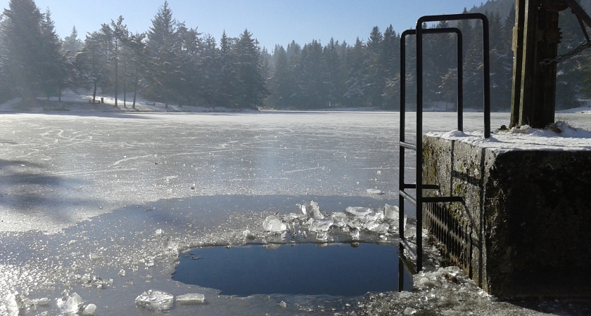 Любители зимнего плавания из Оренбурга открыли январские тренировки на Урале