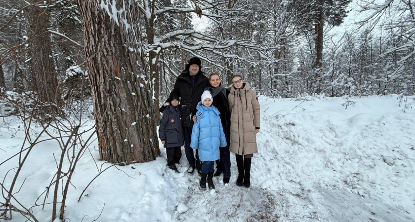 Губернатор Оренбуржья с семьёй посетил Бузулукский бор в разгар зимы