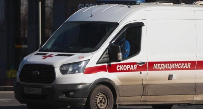 Под Оренбургом легковой автомобиль врезался в грузовик