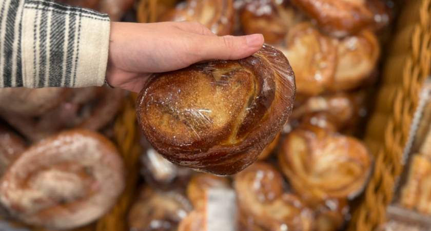 На них чихают и кашляют, но их обожают все: беру булочки-улитки в Пятерочке с разными начинками - честный отзыв покупательницы