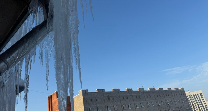 В Оренбурге пешеходы снова жалуются на сосульки