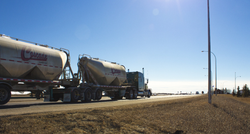 Негласные правила трассы: как дальнобойщики общаются без слов и почему их сигналы важно знать каждому автовладельцу