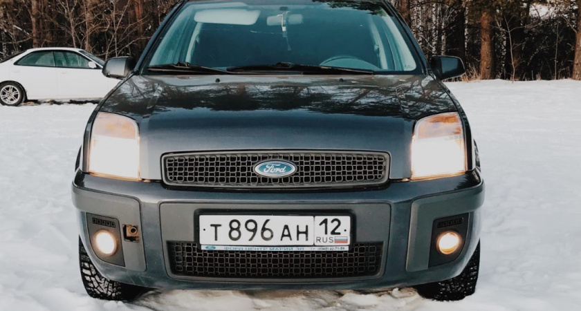 Блестит, как с завода: хитрый способ очистки лобового стекла изнутри - без грязи,  разводов и обмерзаний