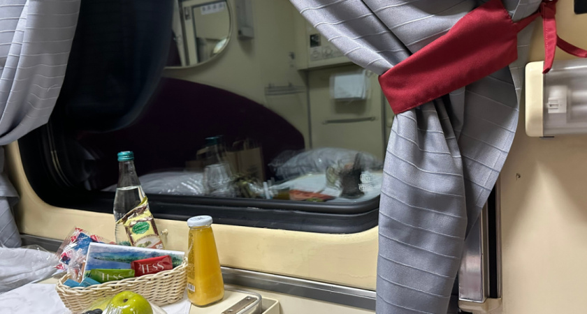 «Пусти на ночку»: мужчина выкупил целое купе на одного - как его осудили попутчики