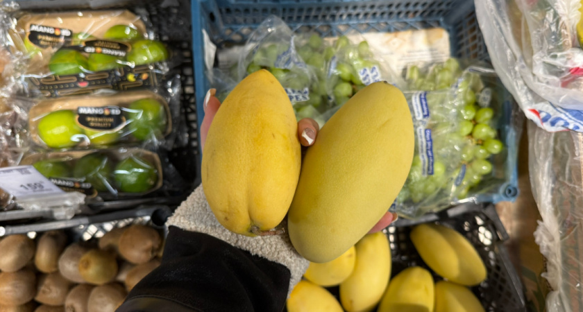 Удивила одинаковая цена в Светофоре на Манго и свежие помидоры - 99 рублей: что еще сейчас покупатели разбирают в магазине
