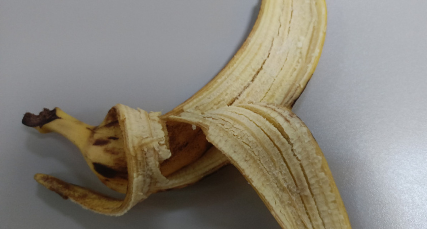 Банановую кожуру не выбрасываю, а посыпаю обычной солью: не могу нарадоваться своей изобретательности