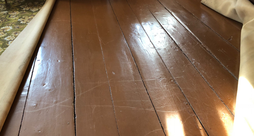 Бабушка каждую весну красила полы в коричневый: удивлялся этой странной традиции, но когда узнал, зачем - понял, что наши предки были хитрее