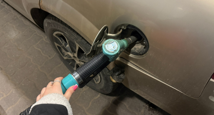 "Тайная сторона" бензобака: почему у одних авто лючок слева, а у других справа — это не просто так