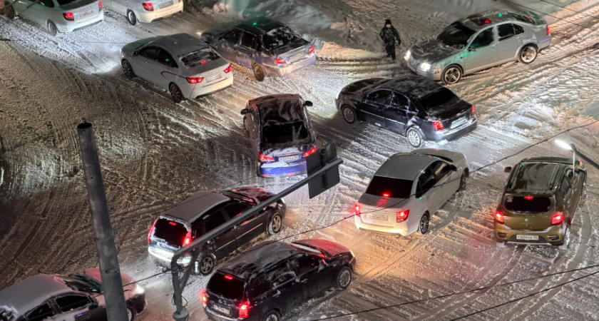 Из-за снегопада и метели на одной из трасс в Оренбуржье ввели ограничения движения