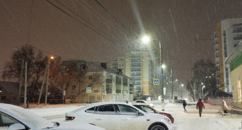 На трассе в Оренбуржье до сих пор тлеют сгоревшие фуры