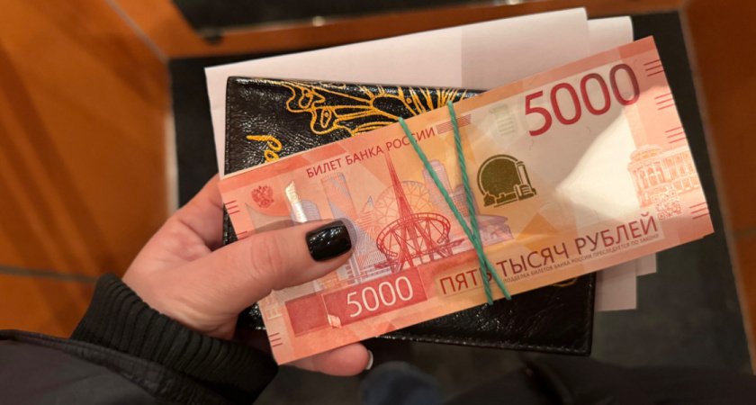 В Оренбурге родители подростка просят мужчину вернуть подобранные в кафе 5 тысяч рублей