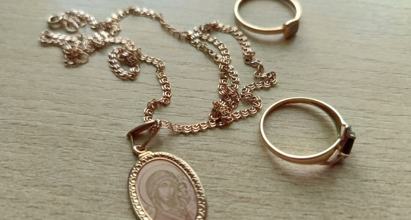 Оренбуржец украл у знакомой золото и подложил вместо него бижутерию