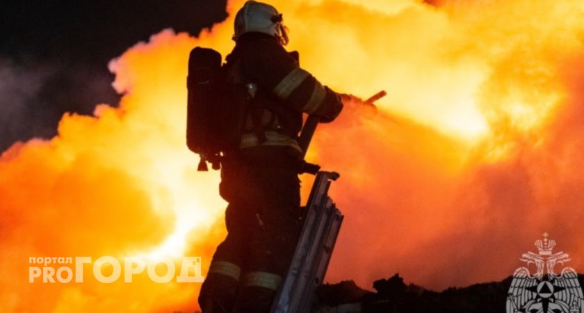 В Оренбурге горел торговый комплекс