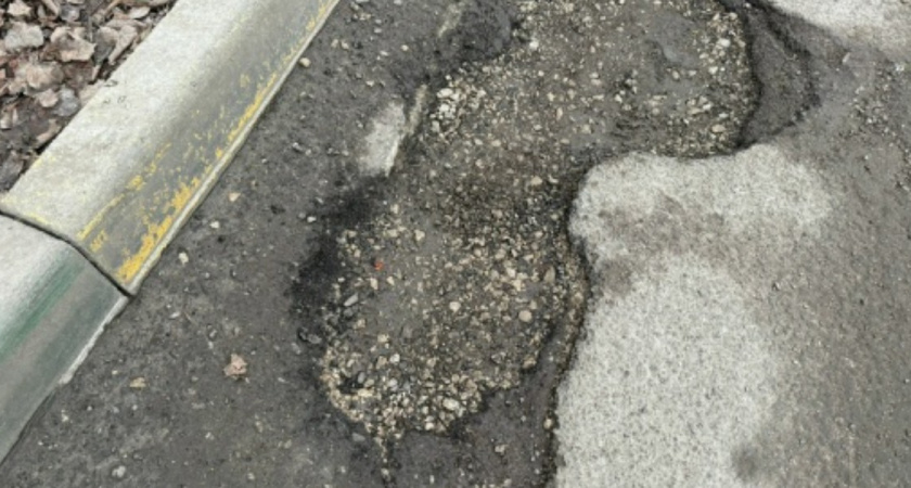 «Ямы и трещины – путь к ремонтам»: разбитая дорога требует внимания