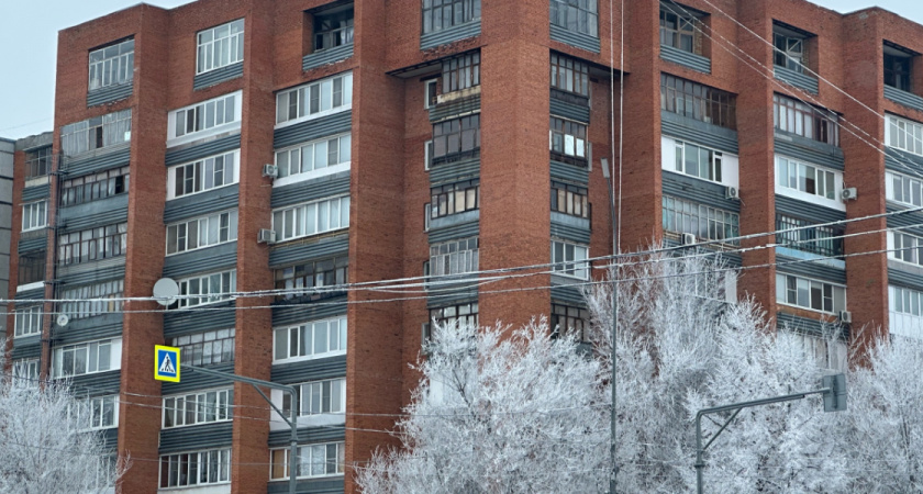 В Оренбурге 7-летняя девочка выпала из окна общежития