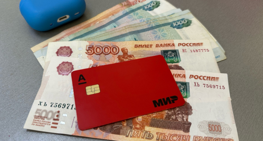 Женщина в Оренбуржье нашла чужую банковскую карту и отправилась за покупками