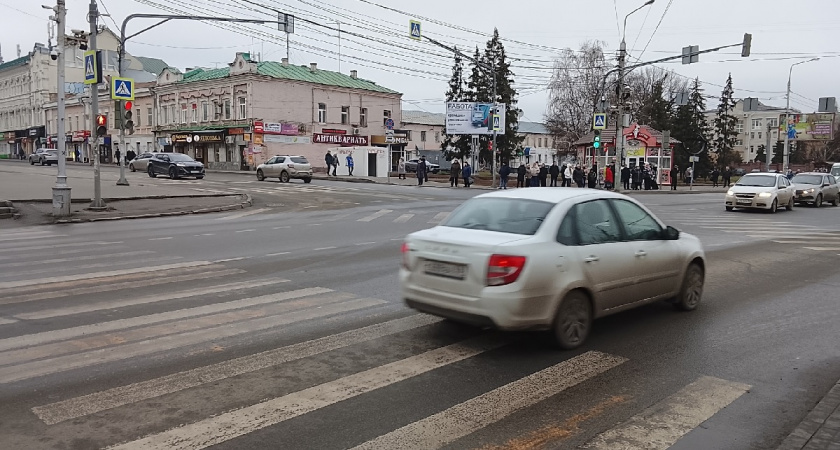 Шаг за "зебру" больше не работает: вот, как водитель теперь должен уступать пешеходу - простое правило