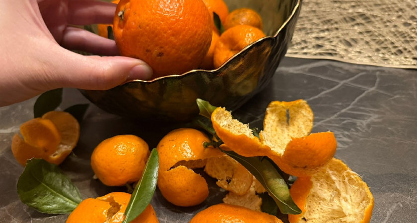 Не мусор, а золотая жила: мандариновые корки собираю всю зиму, а весной применяю на даче - коплю их вот для чего