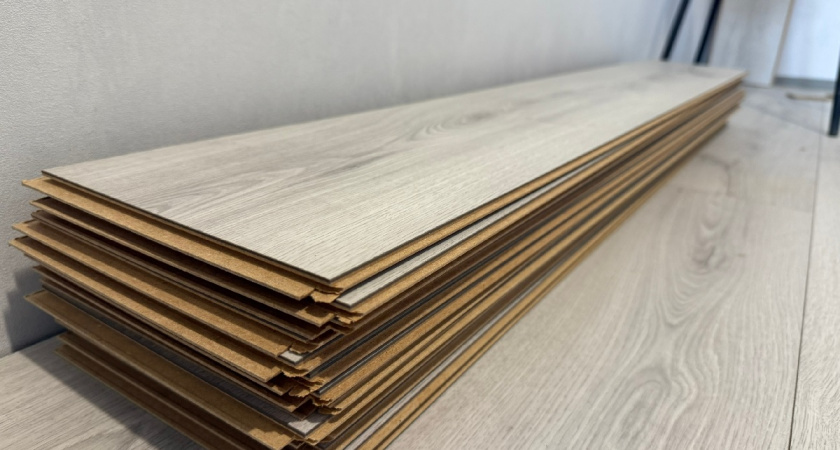 1/2 столовой ложки в ведро и пол сверкает чистотой - узнала, как отмыть полы в 2 раза быстрее: эффект как после клининга 