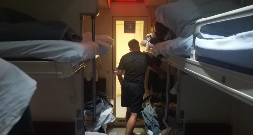 10 минут ждал очереди в туалет - и вдруг вышел юноша: о правилах культуры в поезде не слышал - пришлось проучить 