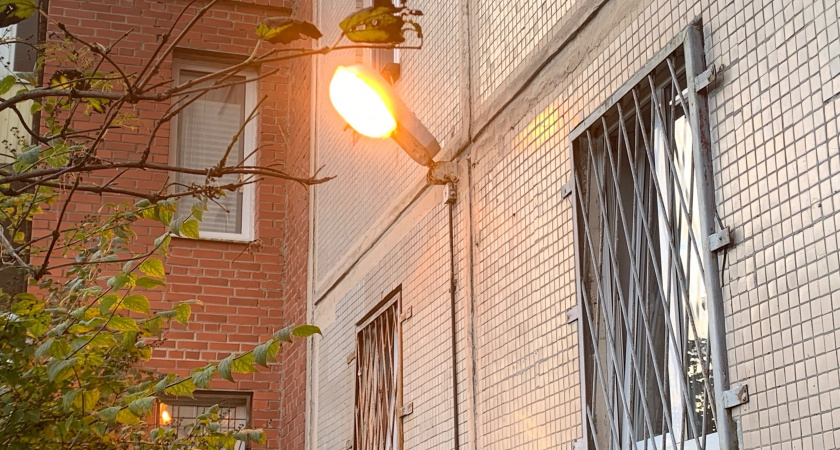 Соседка драит окна после каждой непогоды, а у меня еще с прошлой весны чистые: давным-давно свекровь показала хитрость 