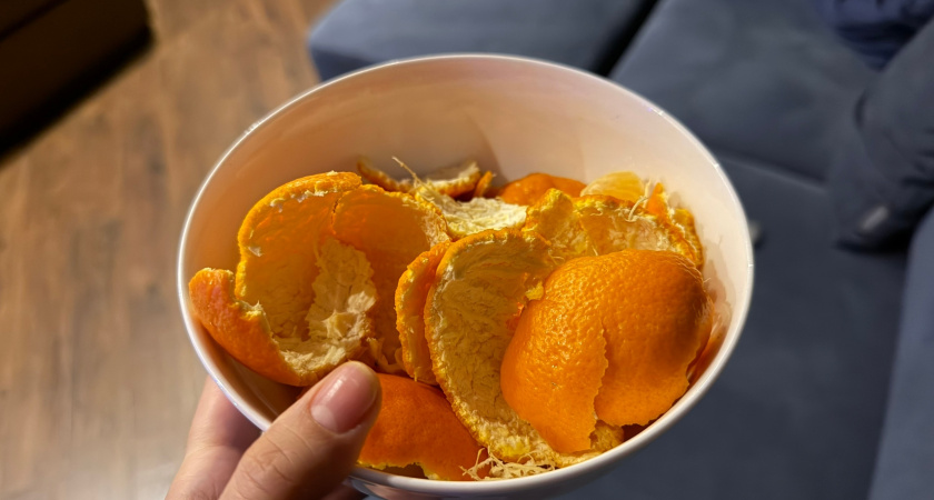 Умные люди апельсиновые корки не выбрасывают, а собирают их всю зиму: такой настой из корок в 2 раза  "усиливает" полезность перегноя