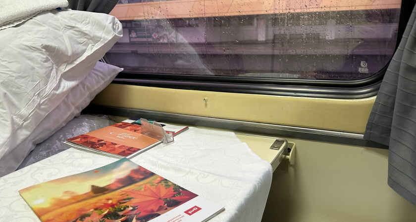 Заходим в купе, а на моем белье валяется парочка - бабуля такое видела только в сериале: пришлось разбираться с проводником РЖД