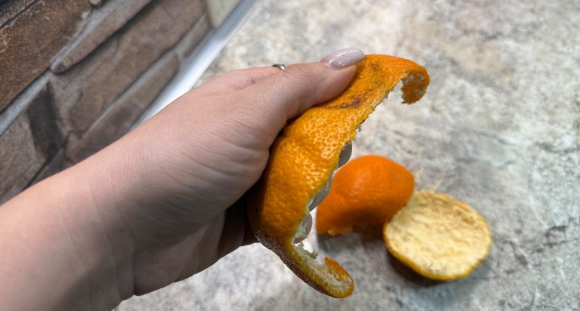 Апельсиновые корки теперь не выкидываю: делаю волшебный спрей - так использую для окон, кухни и ванны 