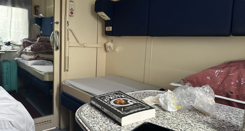 Заставляла лезть на верхнюю полку с больной спиной, но я поставил наглую мать на место: меня осуждал весь вагон 