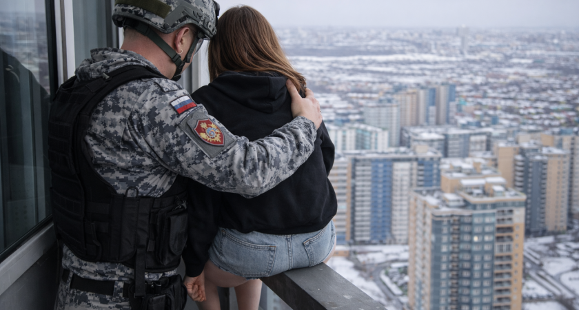 В Оренбурге росгвардеец снял девушку с перил балкона на 12-м этаже