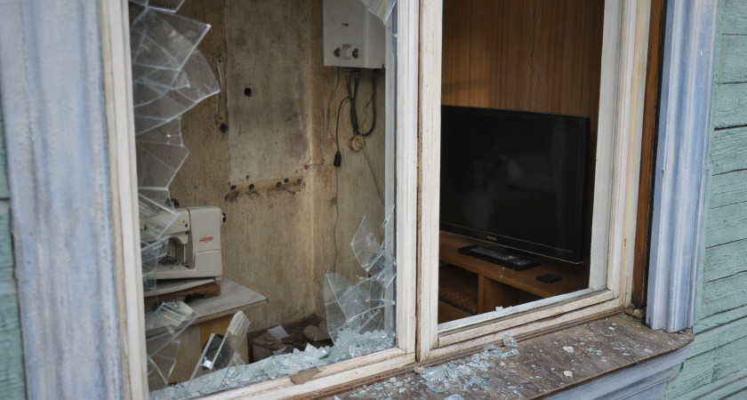 В Оренбуржье пара разбила окно и обокрала дом пенсионерки