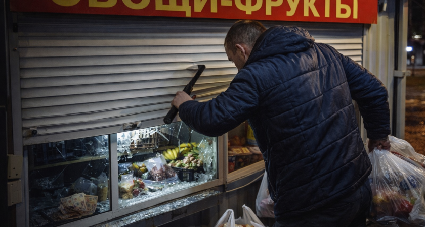 Ночью разбил стекло и вынес продукты: в Оренбурге будут судить мужчину за кражу из киоска