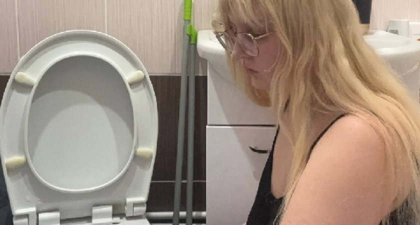 Беру уксус и стиральный порошок - унитаз сияет как новый: делюсь простым секретом уборки 